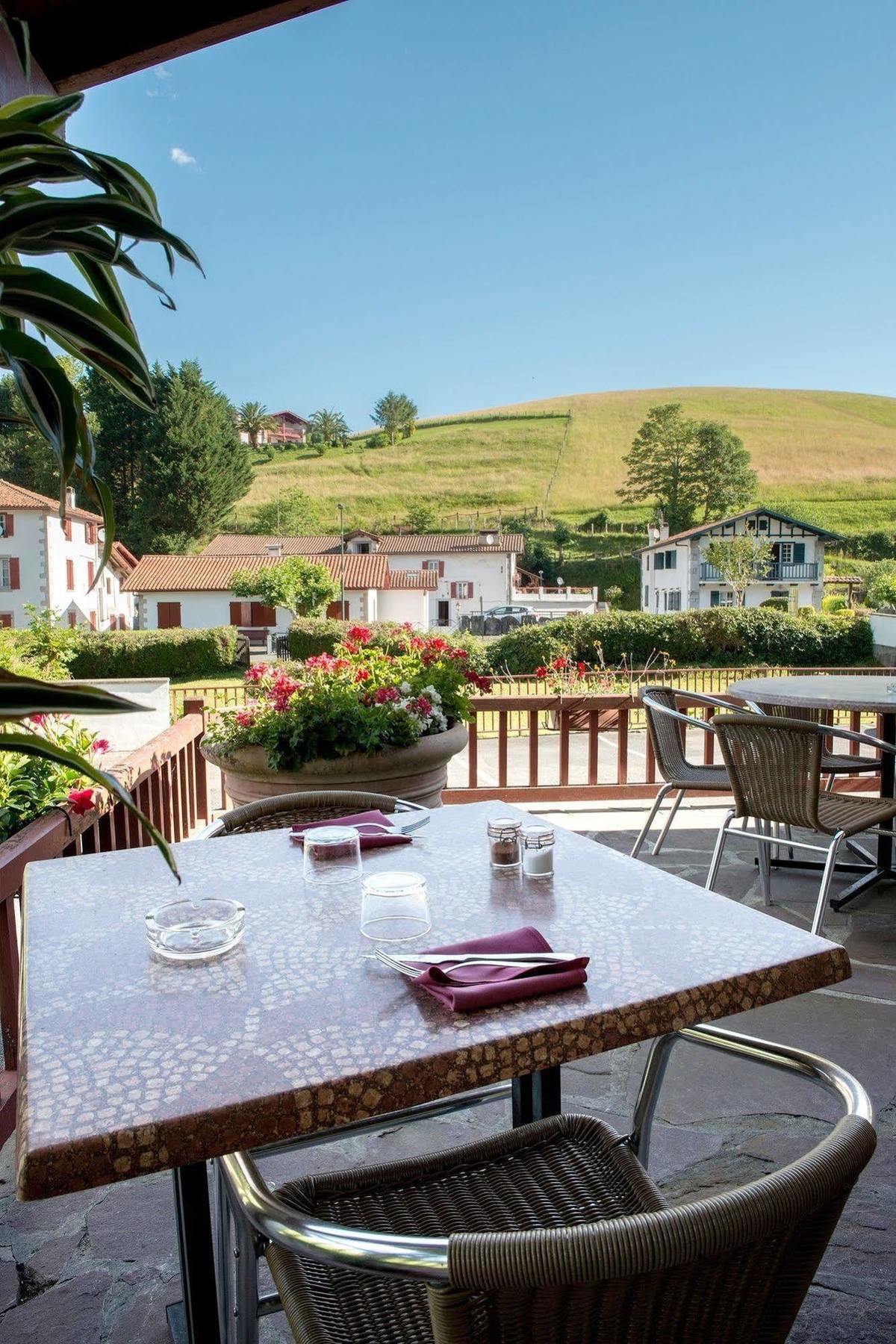 איינהודה Logis Hotel Ur-Hegian מראה חיצוני תמונה